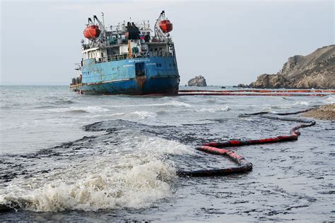 Загрязнение Черного моря: нефтепродукты из реки Туапсе добрались до побережья